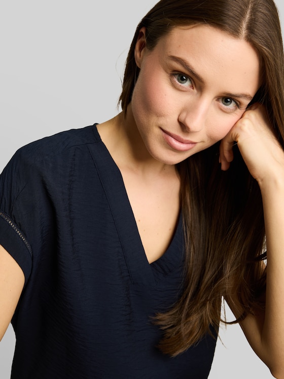 Loose-fit blouse with V-neck - sky captain blue