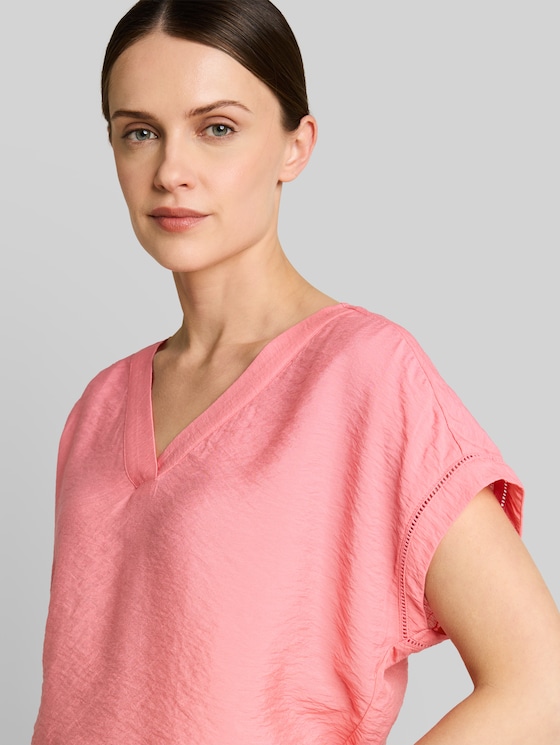 Loose-fit blouse with V-neck - soft fuchsia pink
