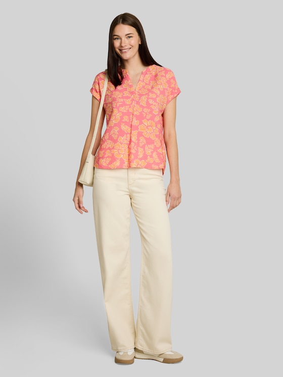 Loose-fit blouse with V-neck - pink big flower design