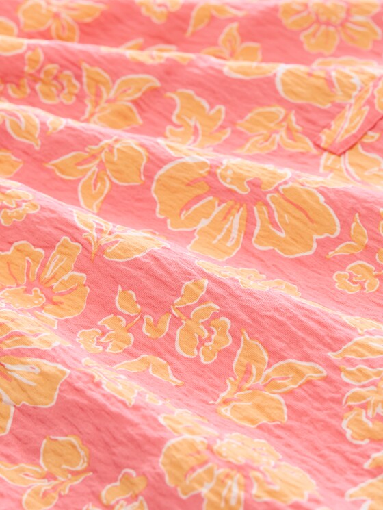 Loose-fit blouse with V-neck - pink big flower design