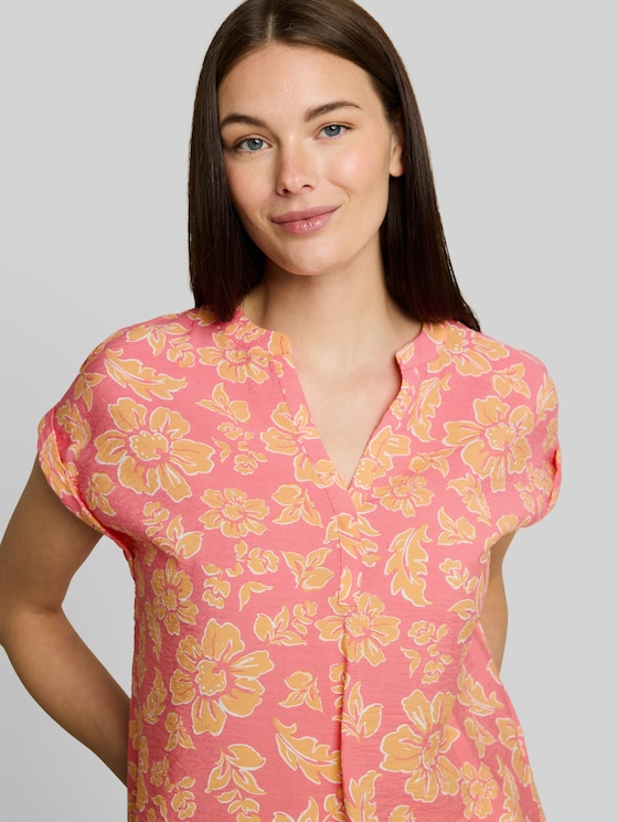 Loose-fit blouse with V-neck - pink big flower design
