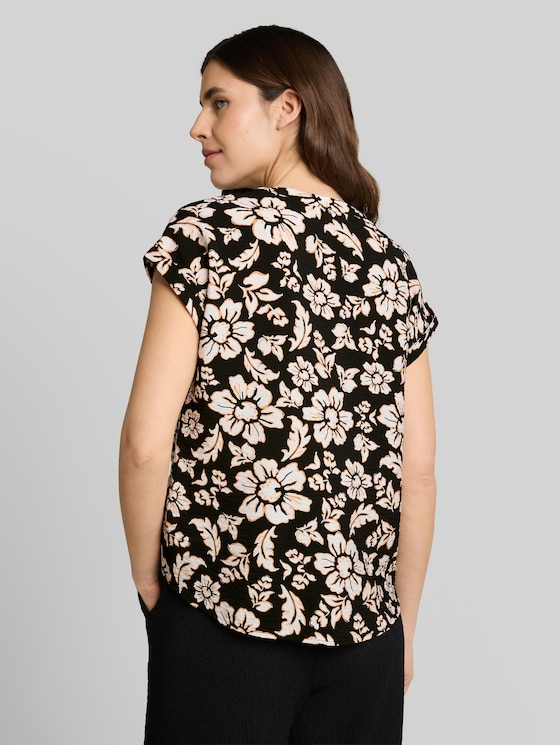 Loose-fit blouse with V-neck - black big flower design