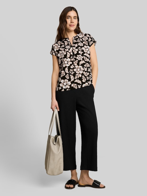 Loose-fit blouse with V-neck - black big flower design