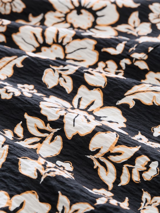 Loose-fit blouse with V-neck - black big flower design