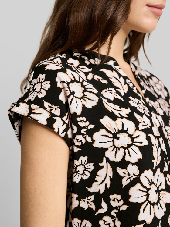 Loose-fit blouse with V-neck - black big flower design