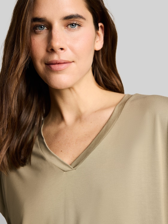 T-shirt with V-neck - Silver Olive