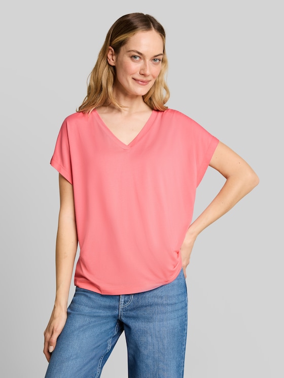 T-shirt with V-neck - soft fuchsia pink