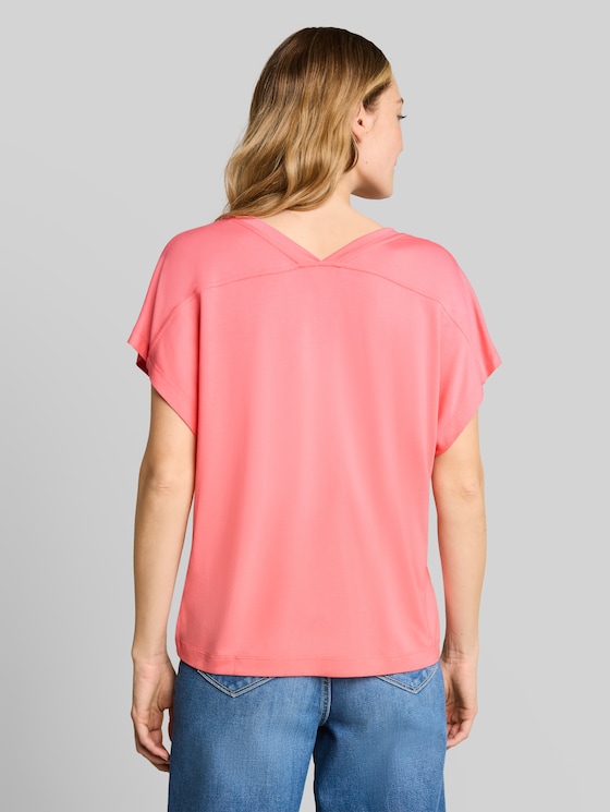 T-shirt with V-neck - soft fuchsia pink