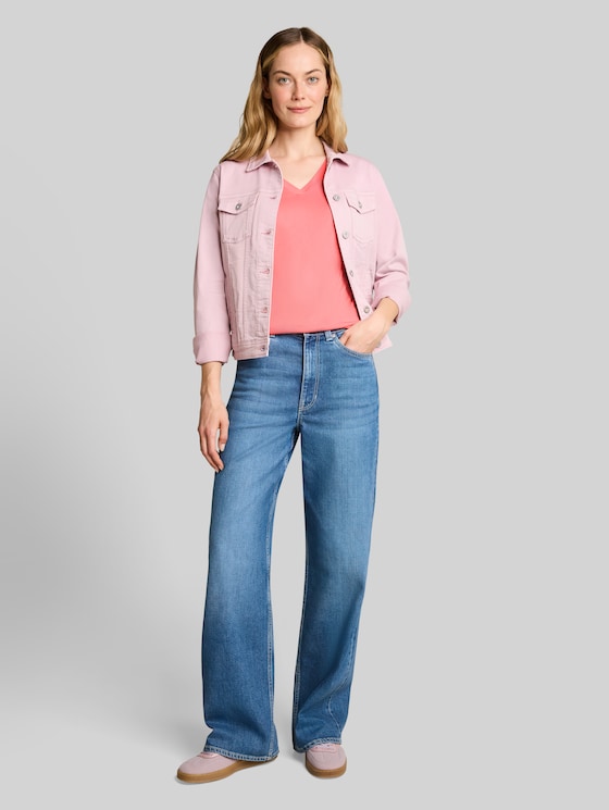 T-shirt with V-neck - soft fuchsia pink
