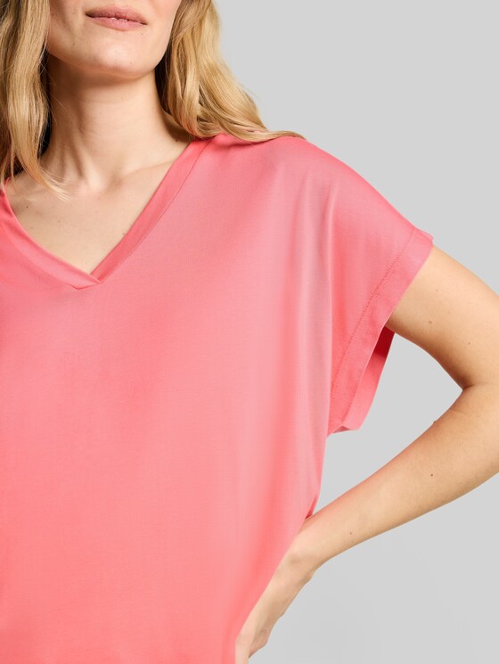 T-shirt with V-neck - soft fuchsia pink