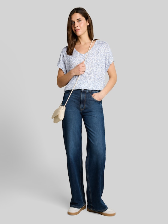 Crinkle T-shirt with pattern - white small leaves design