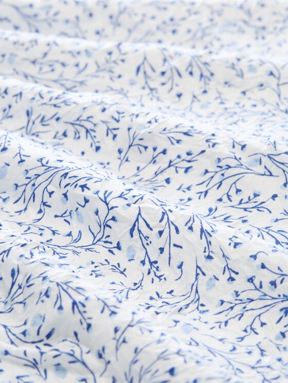 Crinkle T-shirt with pattern - white small leaves design