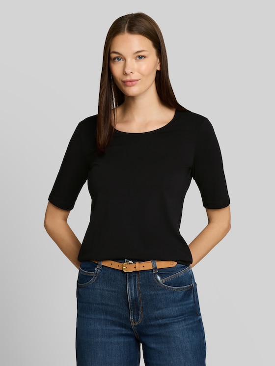 Basic t-shirt with a round neckline - deep black