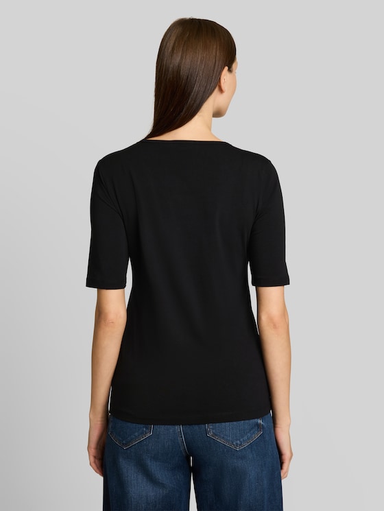 Basic t-shirt with a round neckline - deep black