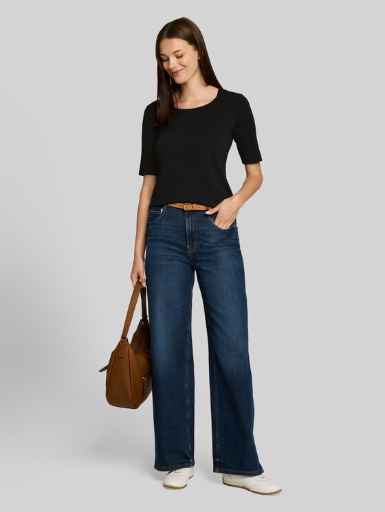 Basic t-shirt with a round neckline - deep black