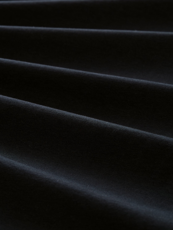 Basic t-shirt with a round neckline - deep black