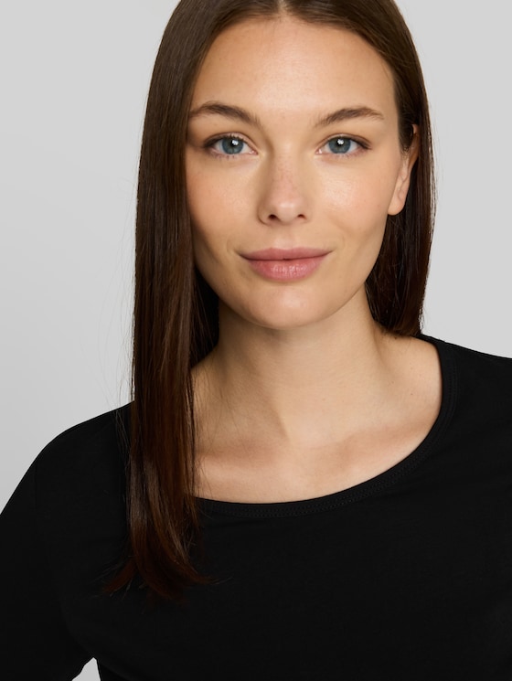 Basic t-shirt with a round neckline - deep black