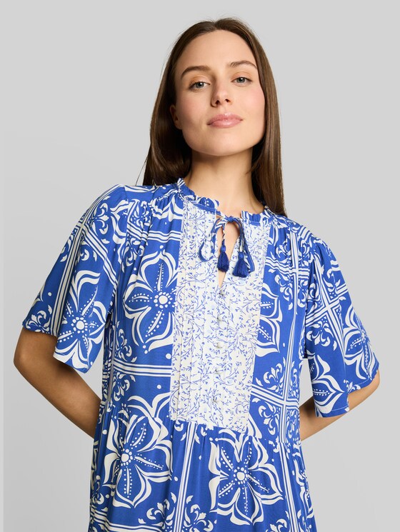 Loose-fit maxi dress with pattern - blue flower tile design