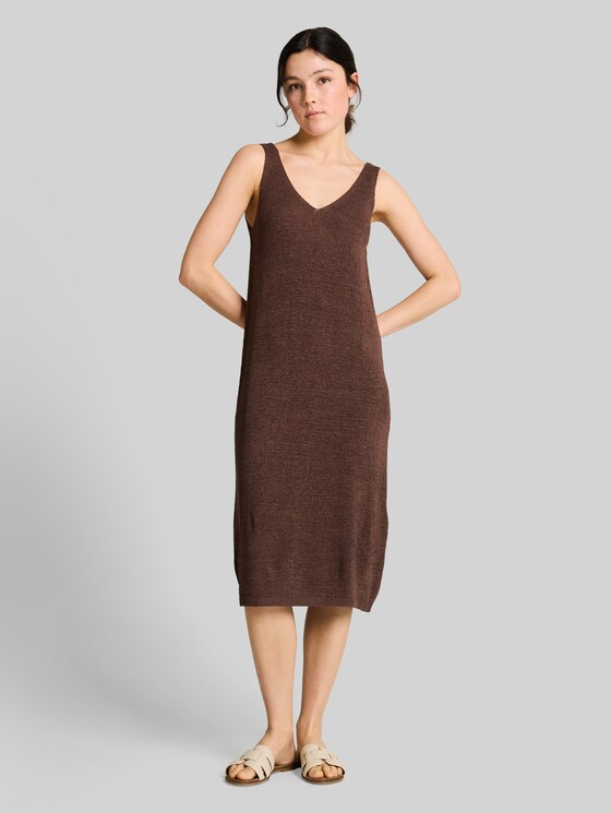 Loose-fit knitted dress with a V-neck - cool dark brown