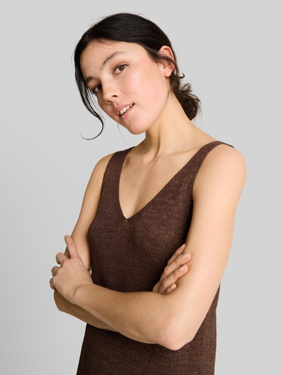 Loose-fit knitted dress with a V-neck - cool dark brown