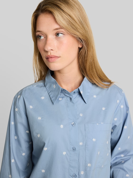 Boxy-fit shirt blouse with embroidery - midblue white daisy embroidery