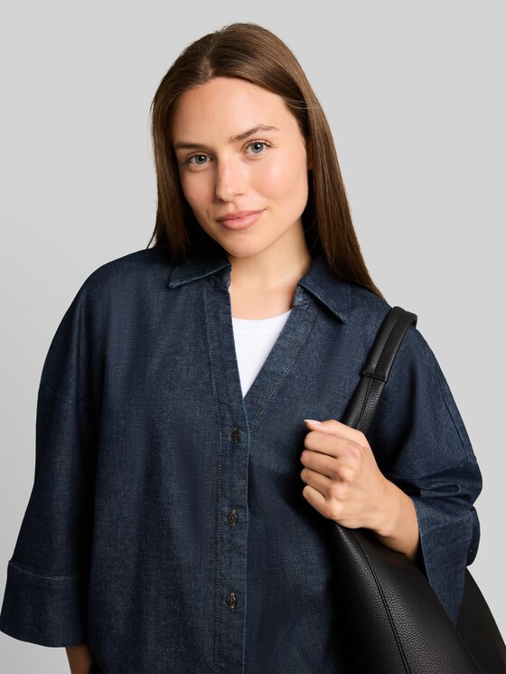 Oversized denim blouse with a V-neck - Blue Rinse Denim