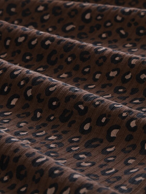Slim-fit top with stand-up collar - brown black leo print