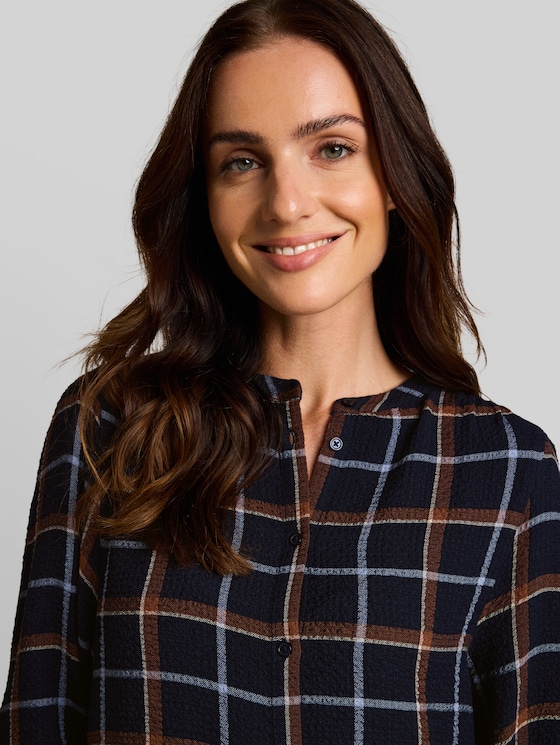 Seersucker blouse with a checked pattern - navy camel beige check