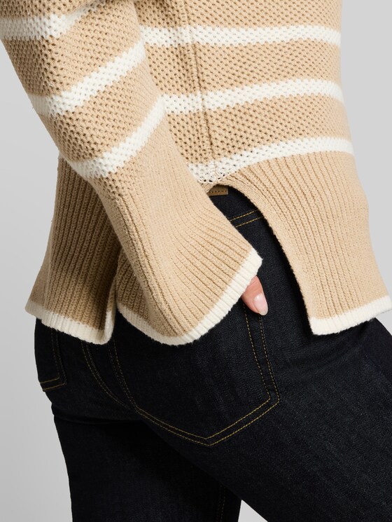 Oversized knitted jumper with a striped pattern - beige melange white stripe