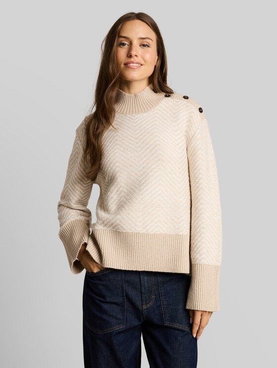 Loose-fit cosy knitted jumper with buttons - beige melange white zig zag
