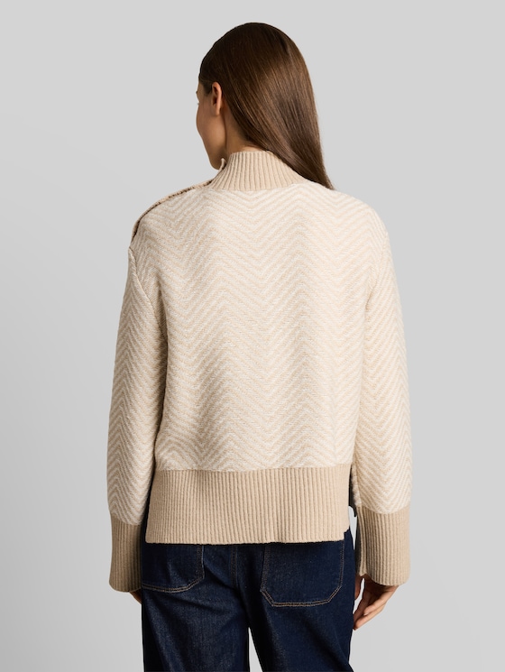 Loose-fit cosy knitted jumper with buttons - beige melange white zig zag