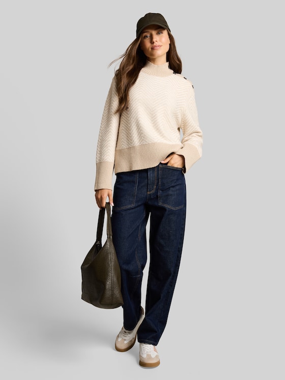 Loose-fit cosy knitted jumper with buttons - beige melange white zig zag