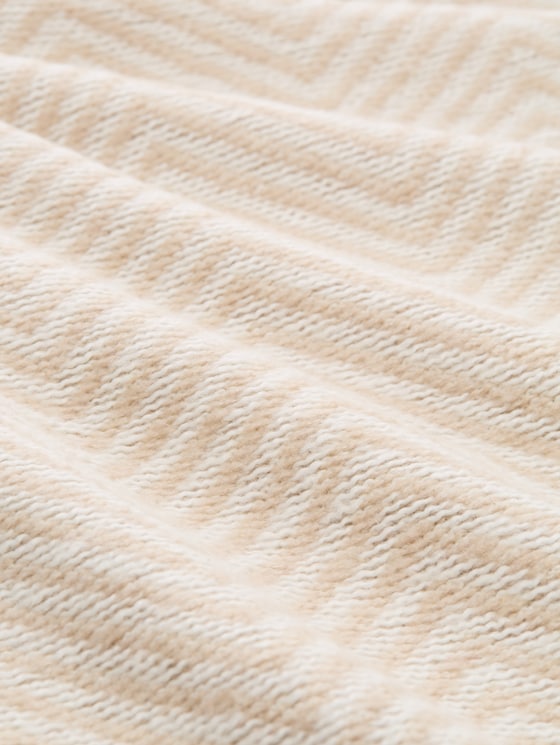 Loose-fit cosy knitted jumper with buttons - beige melange white zig zag