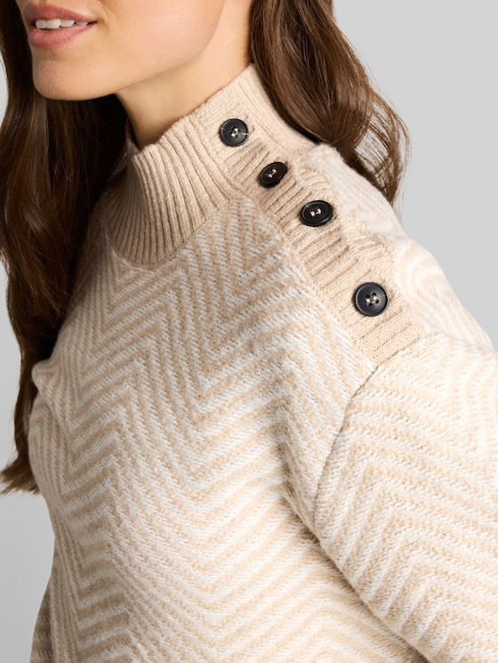 Loose-fit cosy knitted jumper with buttons - beige melange white zig zag