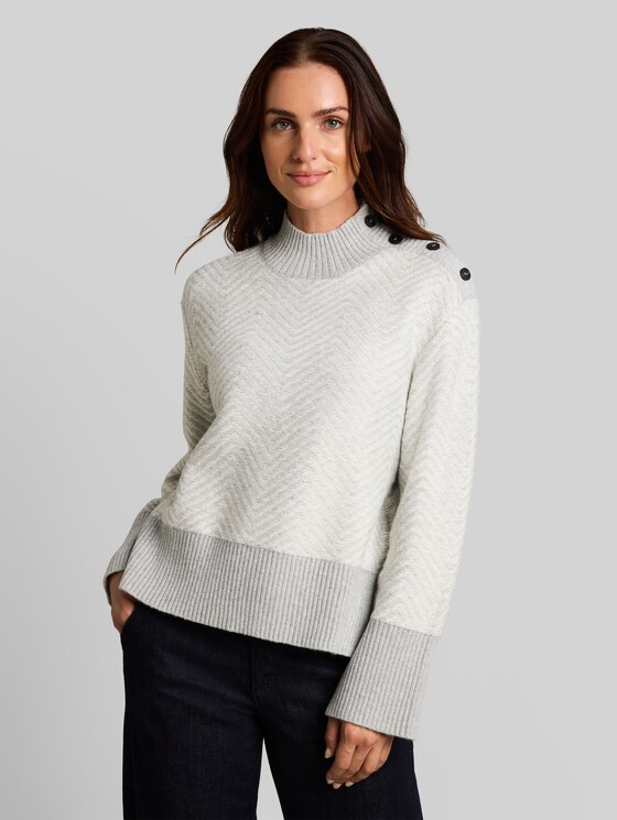 Loose-fit cosy knitted jumper with buttons - soft grey zig zag
