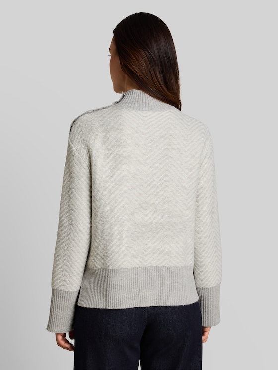 Loose-fit cosy knitted jumper with buttons - soft grey zig zag