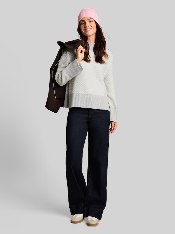 Loose-fit cosy knitted jumper with buttons - soft grey zig zag
