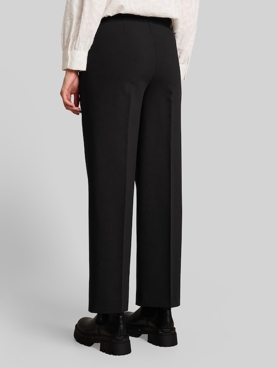 Straight Trousers with a crease - deep black
