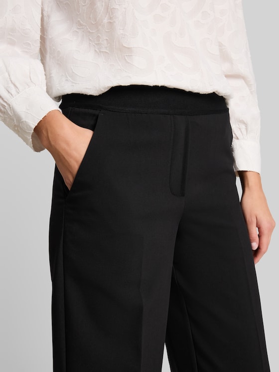 Straight Trousers with a crease - deep black