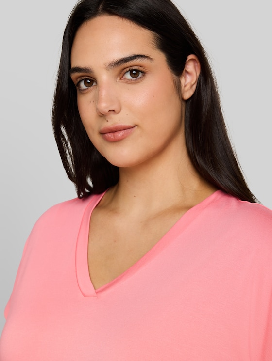 Plus Size - T-shirt with V-neck - soft fuchsia pink