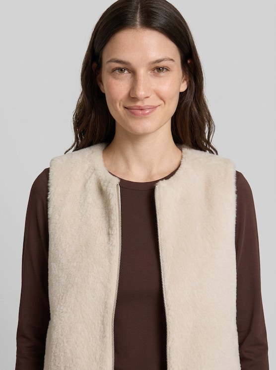 Faux fur waistcoat with pockets - cold beige