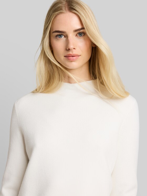 Knitted jumper with a stand-up collar - off white