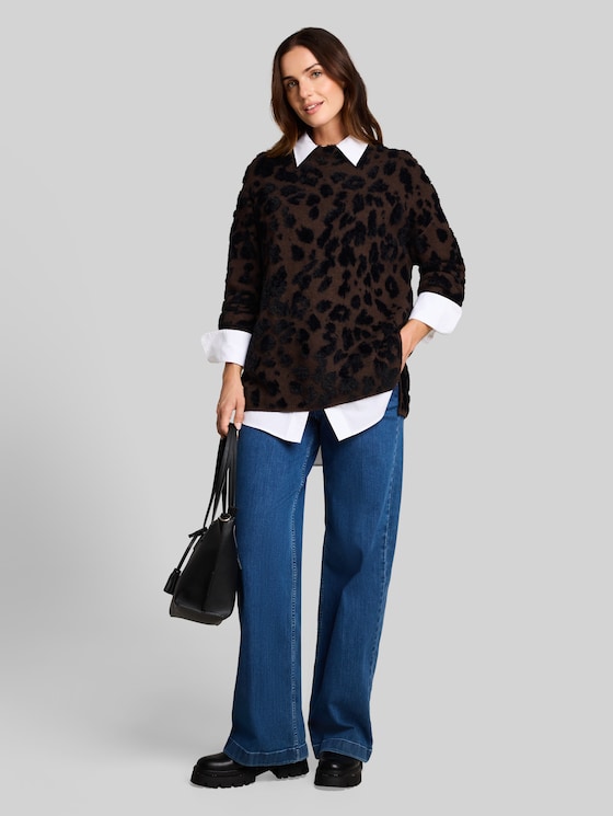 Oversized knitted jumper with leopard print - java brown big leo design