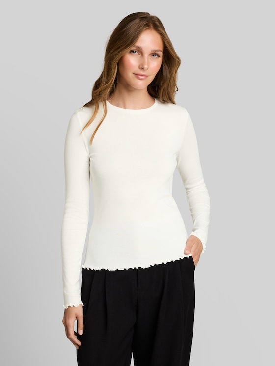 Slim-fit long-sleeved top with wavy hem - off white