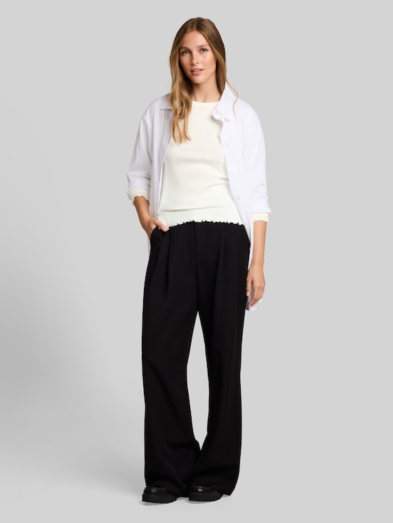 Slim-fit long-sleeved top with wavy hem - off white