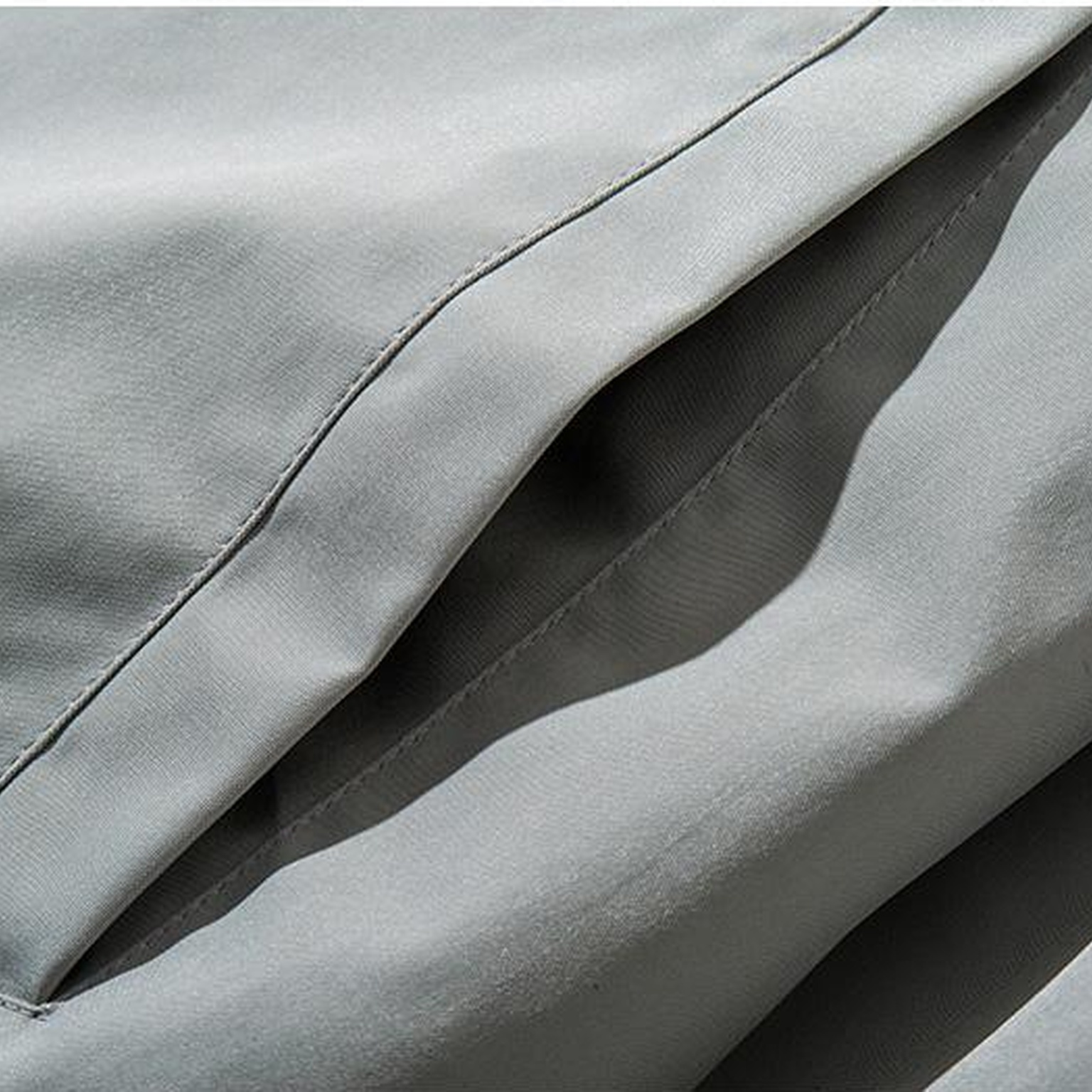 Hooded jacket slanted welt hand pocket close-up