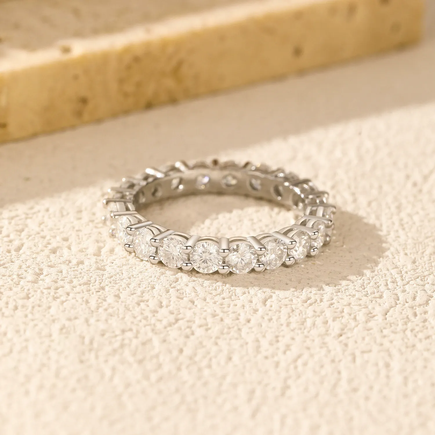 KIVELLUNE Estelle Round Moissanite Ring product image 2