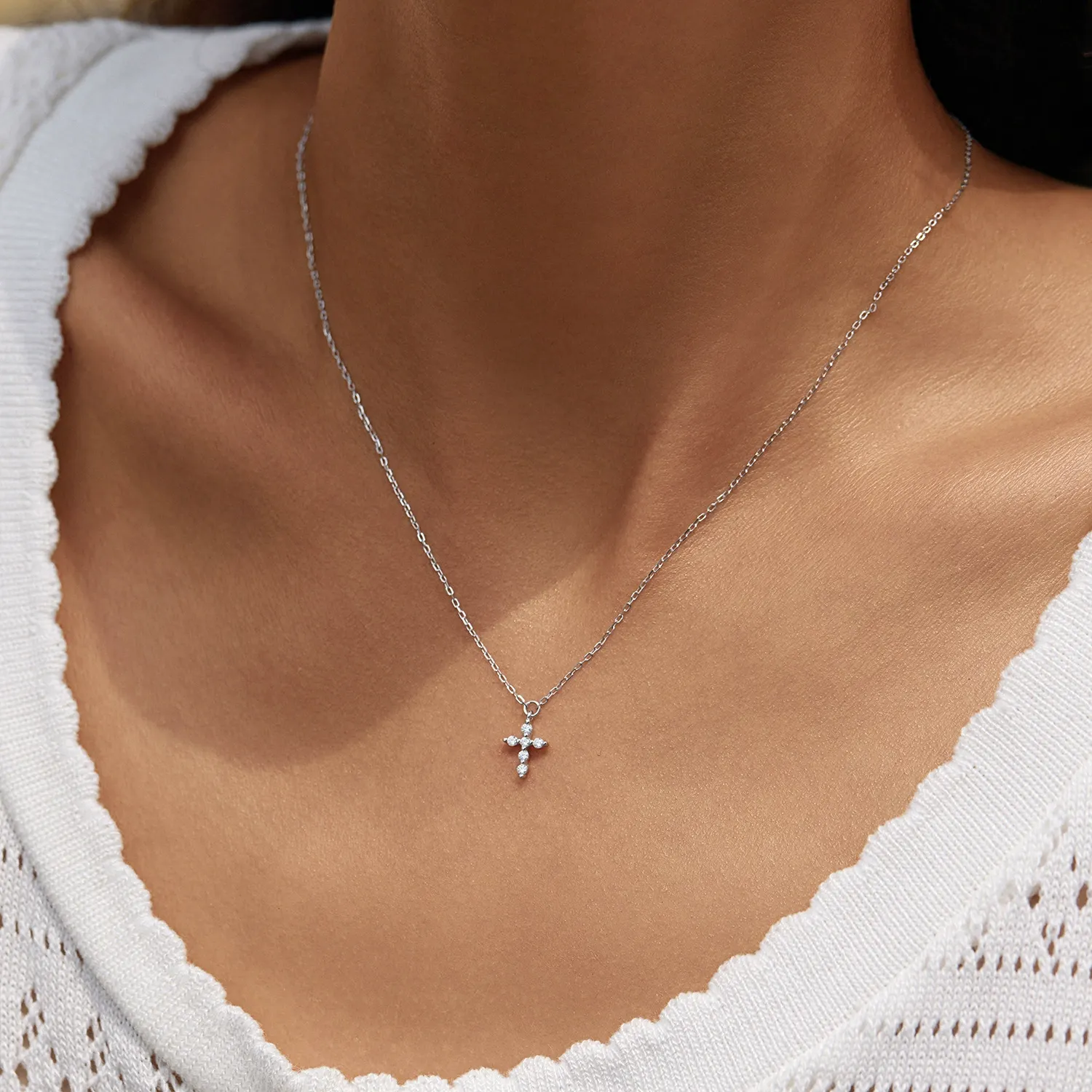 KIVELLUNE Odette Cross Moissanite Necklace product image 2