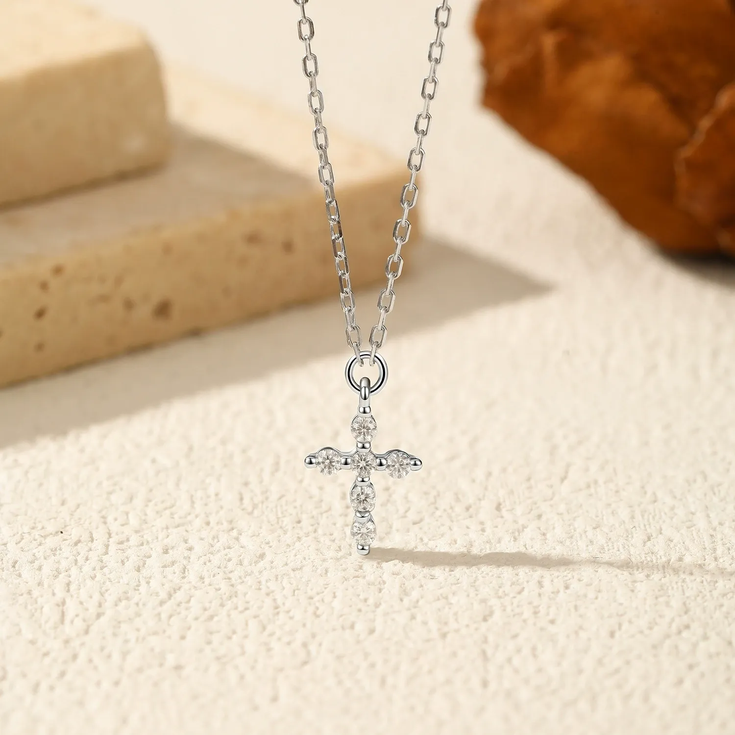 KIVELLUNE Odette Cross Moissanite Necklace product image 3