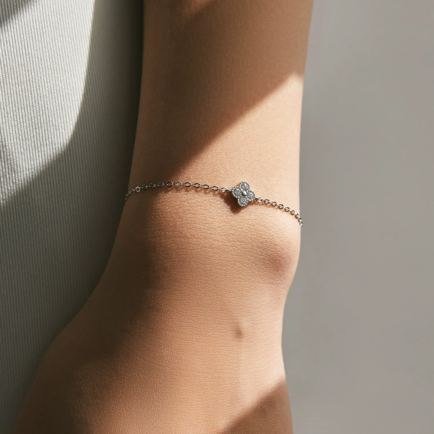 KIVELLUNE Lucienne Clover Moissanite Bracelet product image 2
